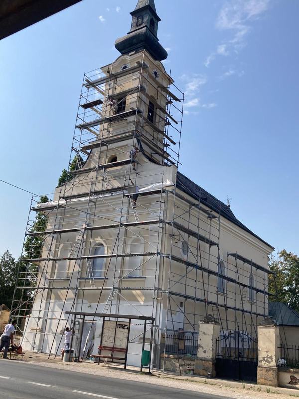 Crkva Svetog Klementa u Hrtkovcima pod skelom tokom obnove fasade i zvonika