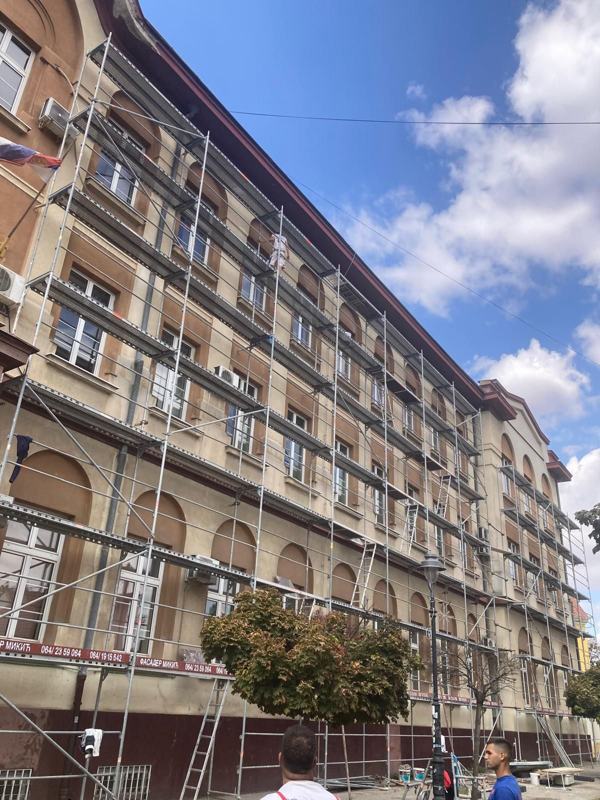 Zgrada Mitrovačke gimnazije sa lučnim prozorima pod skelom Fasader Mikić