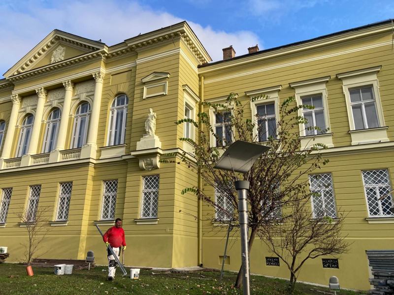 Zgrada Muzeja Srema u Sremskoj Mitrovici sa stubovima i statuama, posle radova