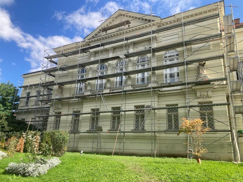 Zgrada Muzeja Srema u Sremskoj Mitrovici sa stubovima i statuama, pre radova